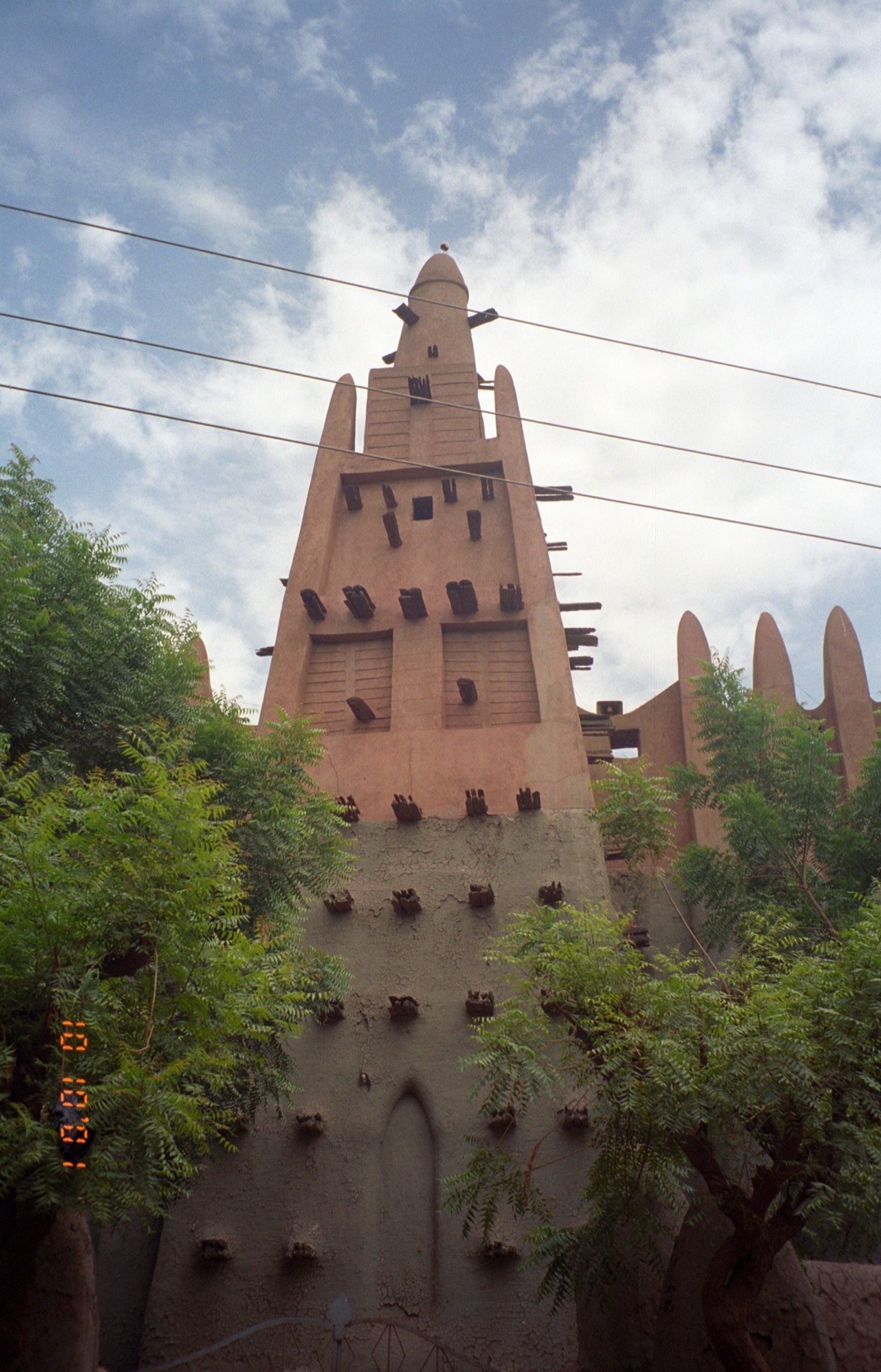 Minaret der Konoguel-Moschee in Mopti, Mali — traditionelles Lehmmauerwerk