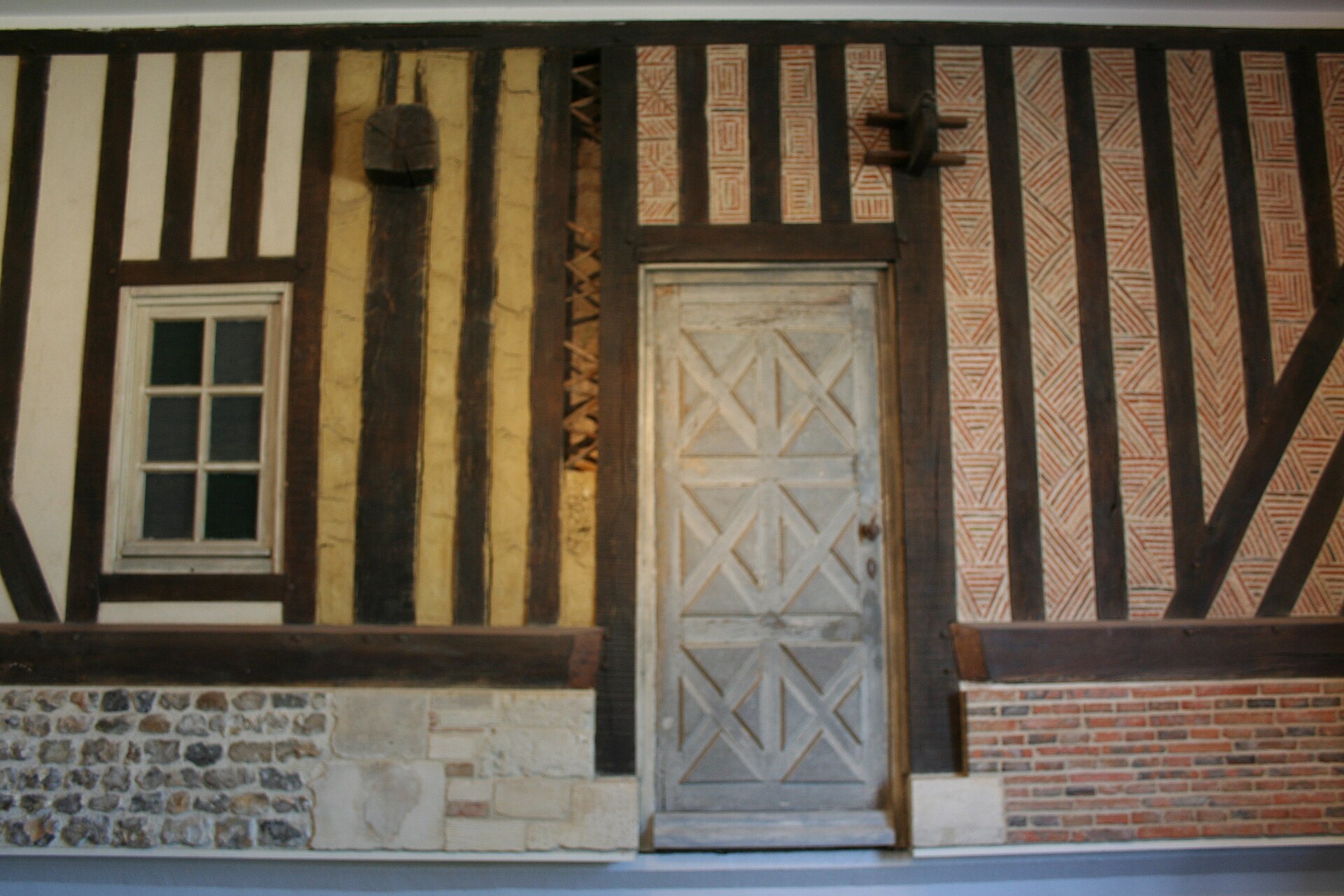 Musterabschnitt einer normändischen Fachwerkwand (Colombage) mit Lehmfüllung (Torchis) aus dem Musée de Normandie, Caen