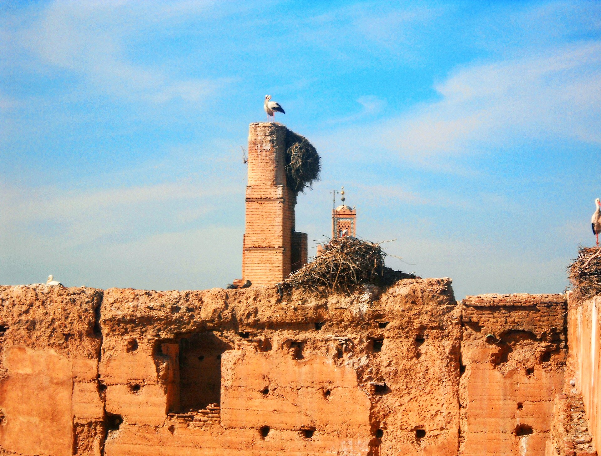 Traditionelle Lehmarchitektur: Befestigungsmauern der Medina von Marrakech mit charakteristischen rötlichen Erdfarben und massiven Lehmkonstruktionen, repräsentativ für die Architektur-Tradition, mit der Association Labina arbeitet.
