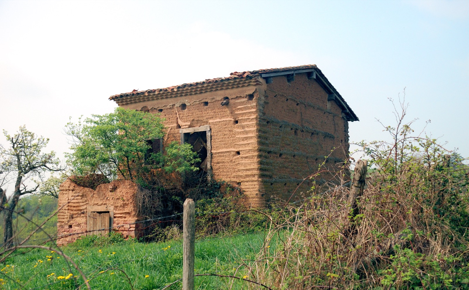 Traditionelles Wohnhaus aus Stampflehm (pisé) im Weiler Loure, Sermentizon, Puy-de-Dôme, Frankreich