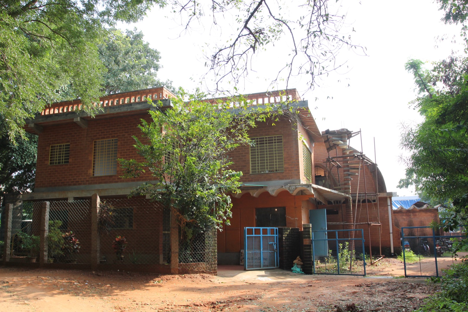 Auroville Earth Institute, Gebäude aus CSEB-Erdblöcken