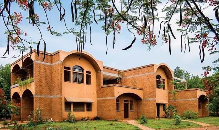 Erdarchitektur in Auroville — jahrtausendealte Lehmbautradition