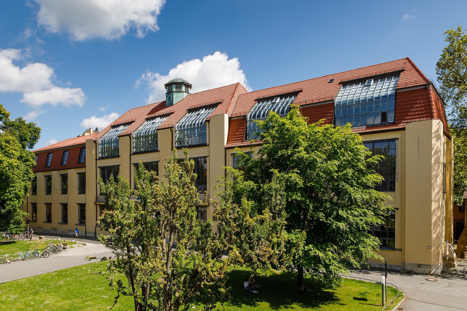 Hauptgebäude der Bauhaus-Universität Weimar, modernes Gebäude mit Fensterfront, Fassade aus hellem Stein.