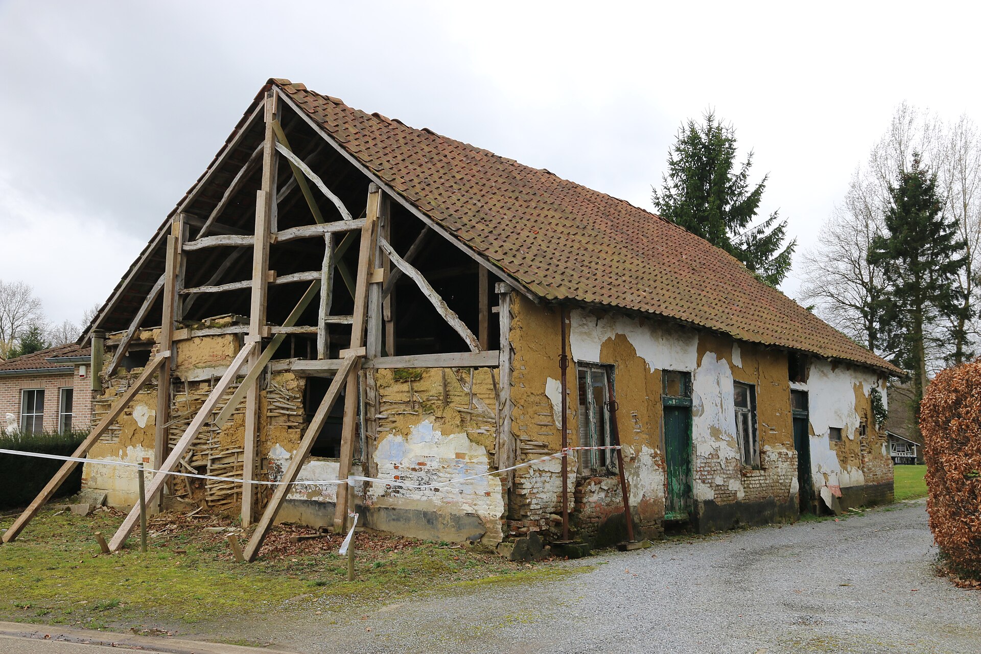 Verfallende Lehmhoeve in Rillaar, Belgien — traditionelles Lehmgebäude in der flämischen Landschaft