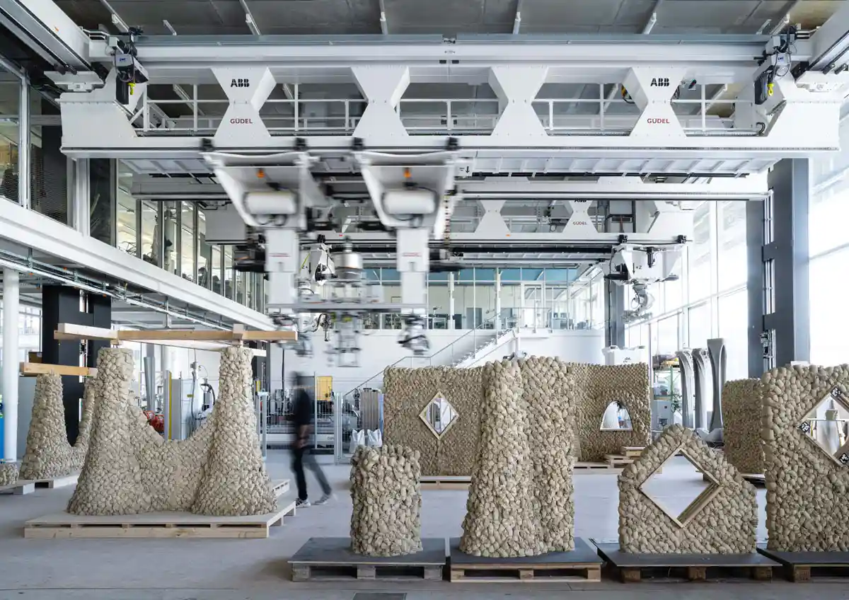 Impact Printing — Roboter schießt erdbasiertes Material