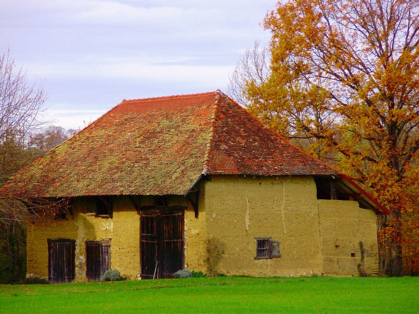 Traditionelles Wohnhaus aus Pisé (Stampflehm) in Velanne, Frankreich