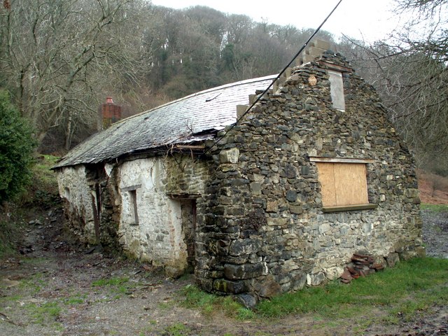 Traditionelles Erdbau-Cottage mit Leichtlehm-Wänden und Strohdach, typische Bauweise für französische und britische Erdbauten