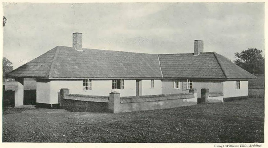 Historisches Erdbau-Cottage von 1919 in Wales (Clough), erbaut nach traditionellen Rammed-Earth-Methoden, exemplarisch für die Bautradition in Großbritannien.