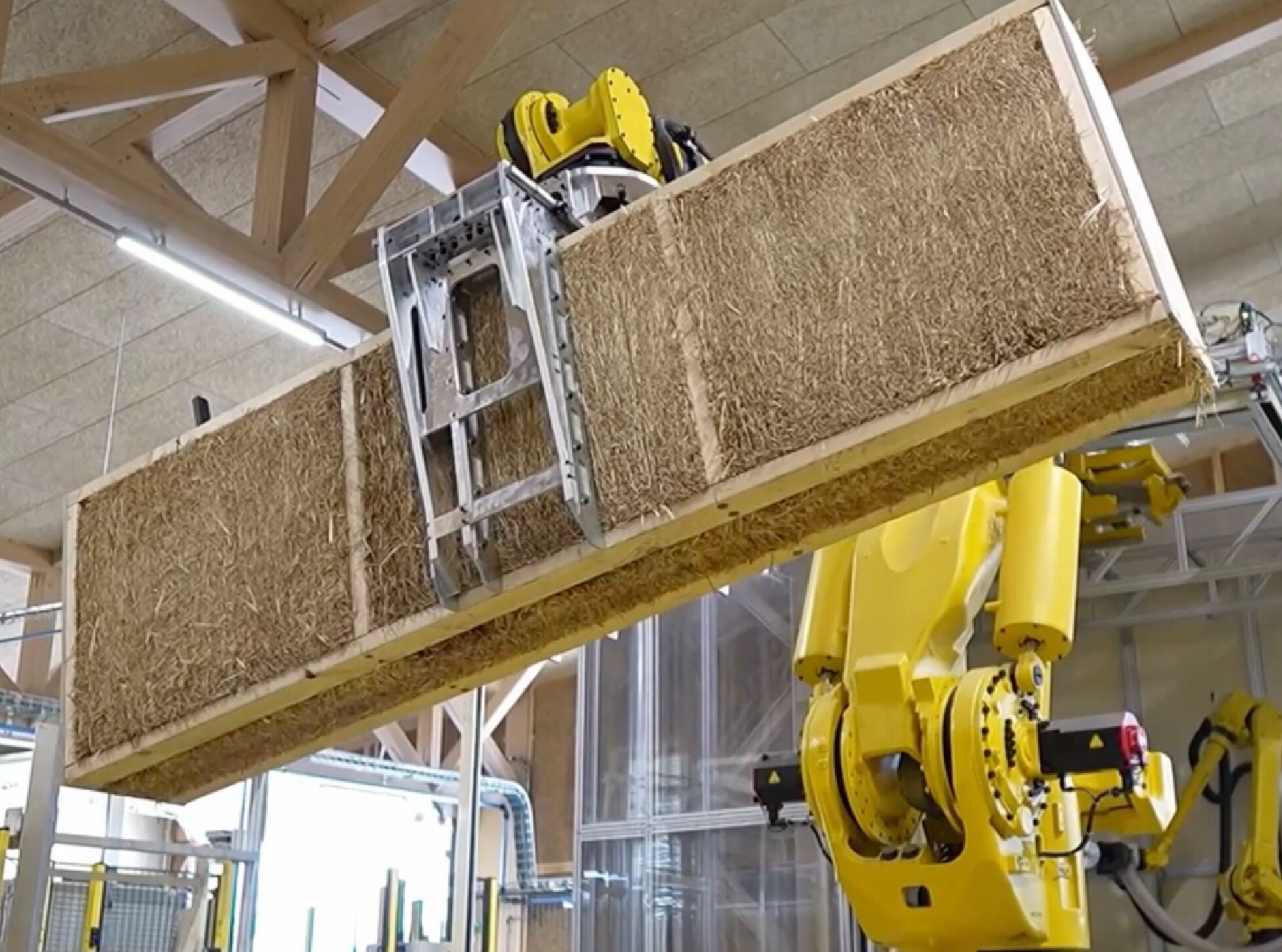 EcoCocon Fabrik, Industrieroboter fertigt Strohbau-Wandelemente