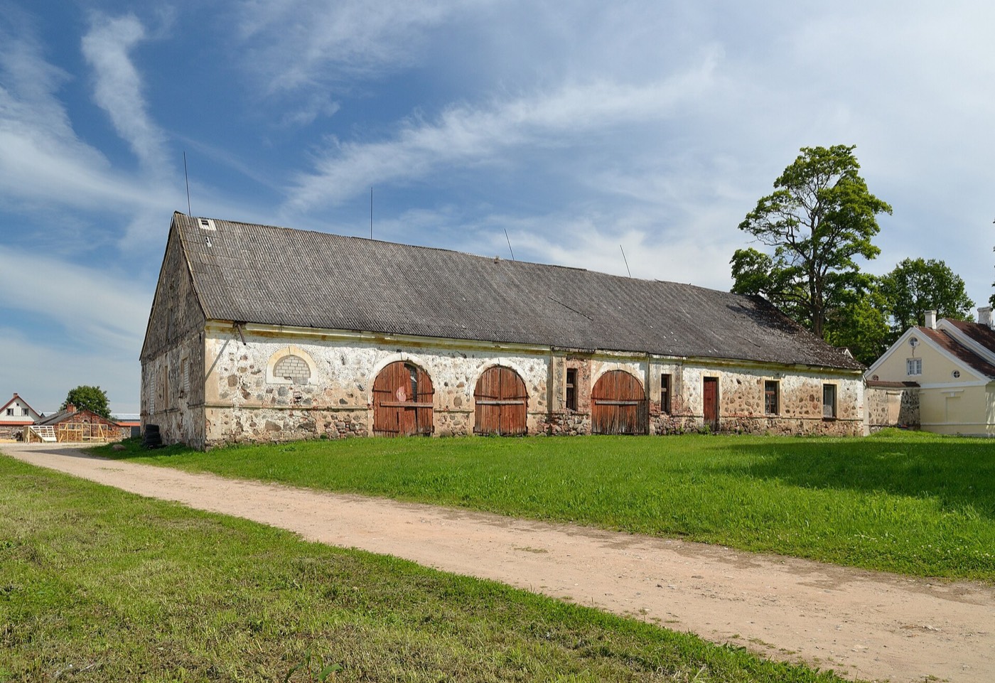 Stall-Kutschenhaus des Gutshofs Mooste Manor in Põlvamaa, Süd-Estland — Sitz des Kompetenzzentrums Eestimaaehitus