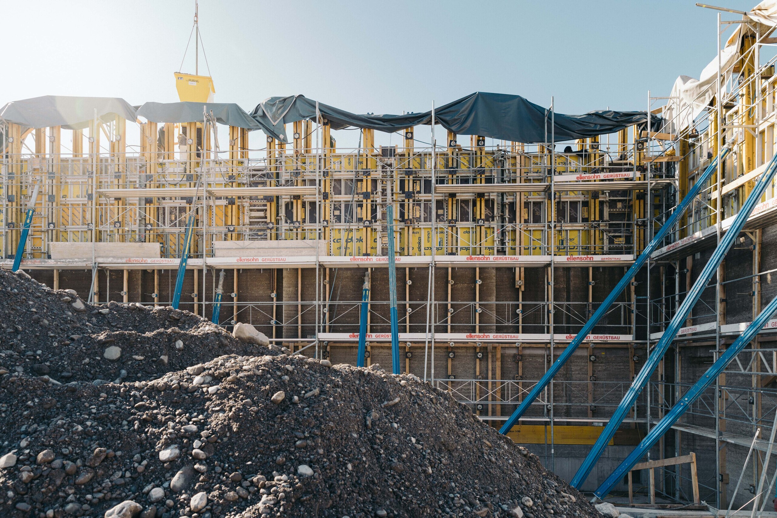 Innenansicht der ERDEN Werkhalle mit Roberta-Fertigungsstraße