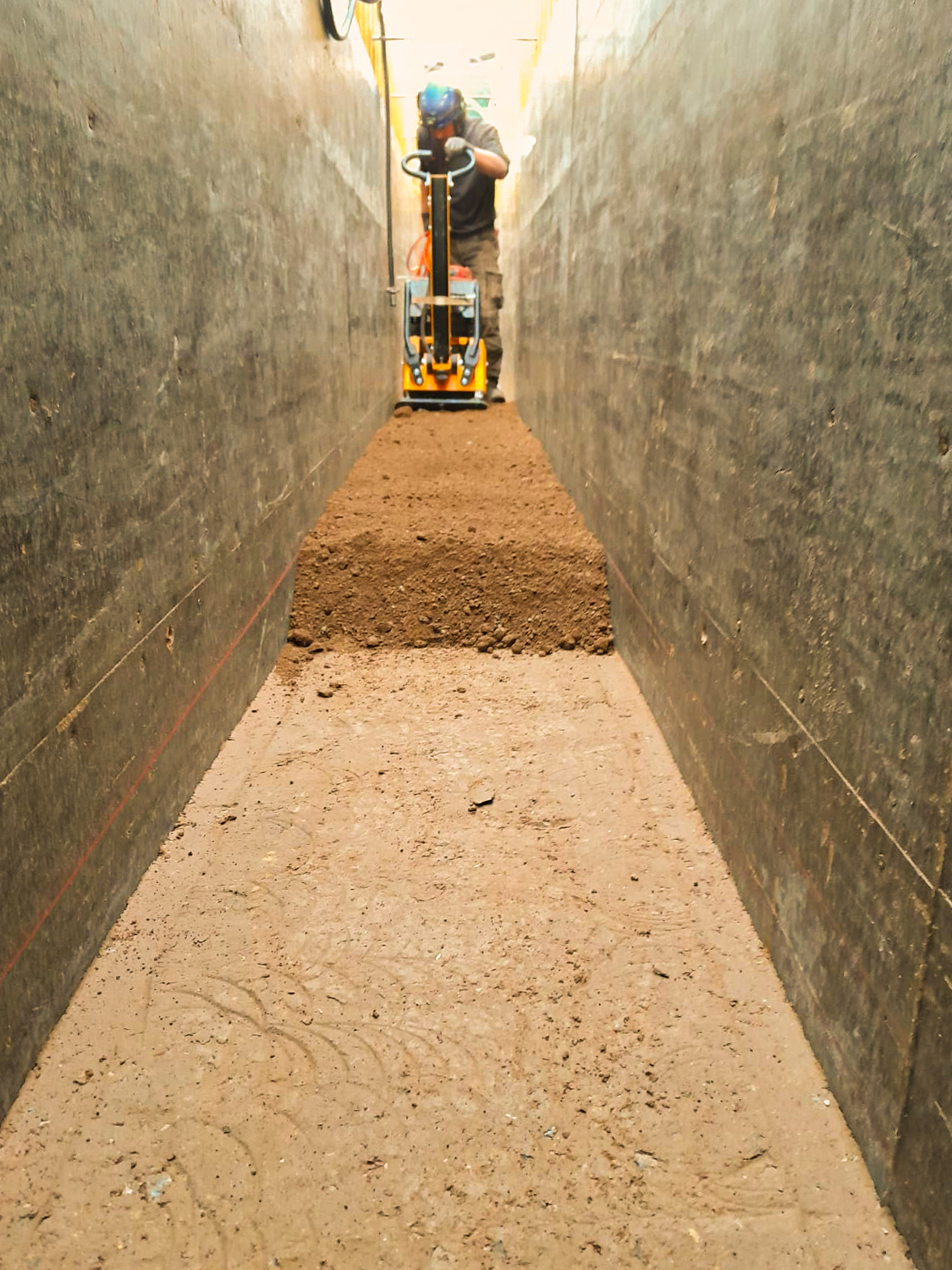 Vibrationsplatte der Roberta-Anlage zur Vorverdichtung der Lehmschichten