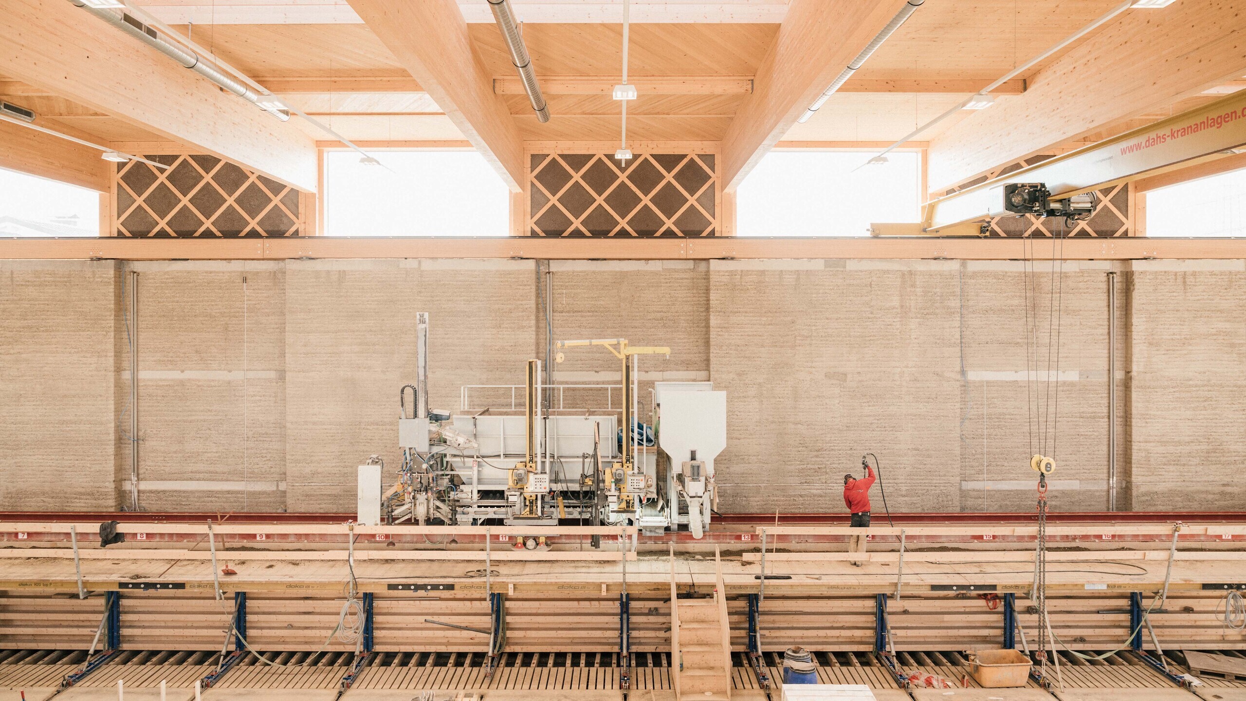 ERDEN Roberta Werkhalle — industrielle Stampflehm-Fertigung