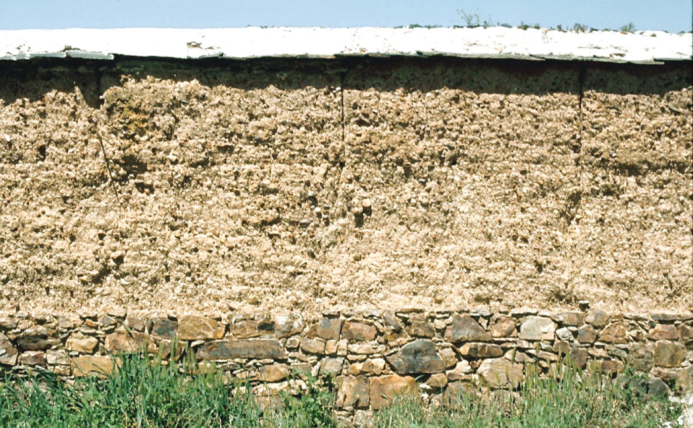 Stampflehmwand mit Steinsockel in Trujillo, Cáceres, Extremadura, Spanien