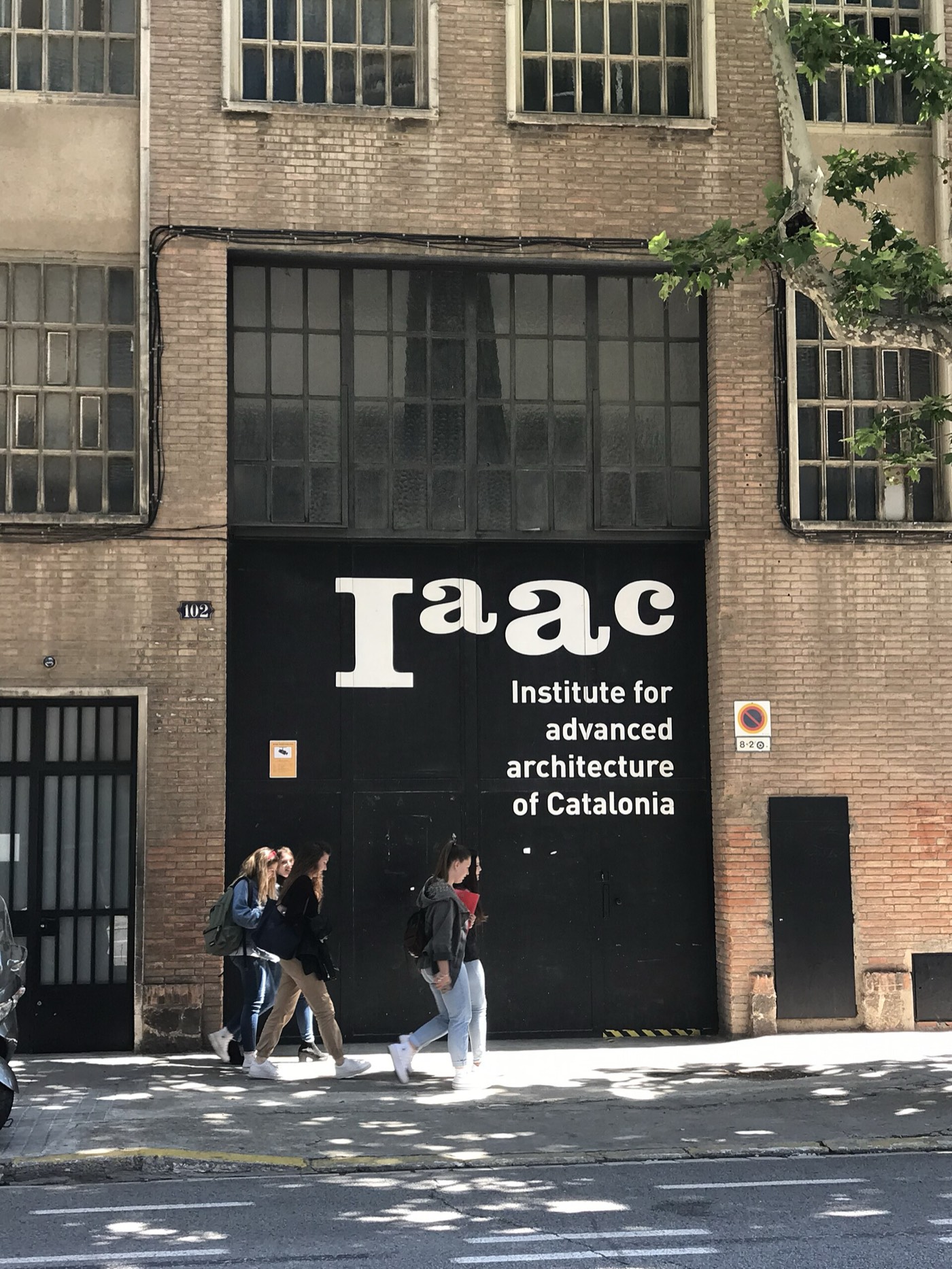 Eingang des IAAC-Gebäudes im Poblenou-Viertel, Barcelona