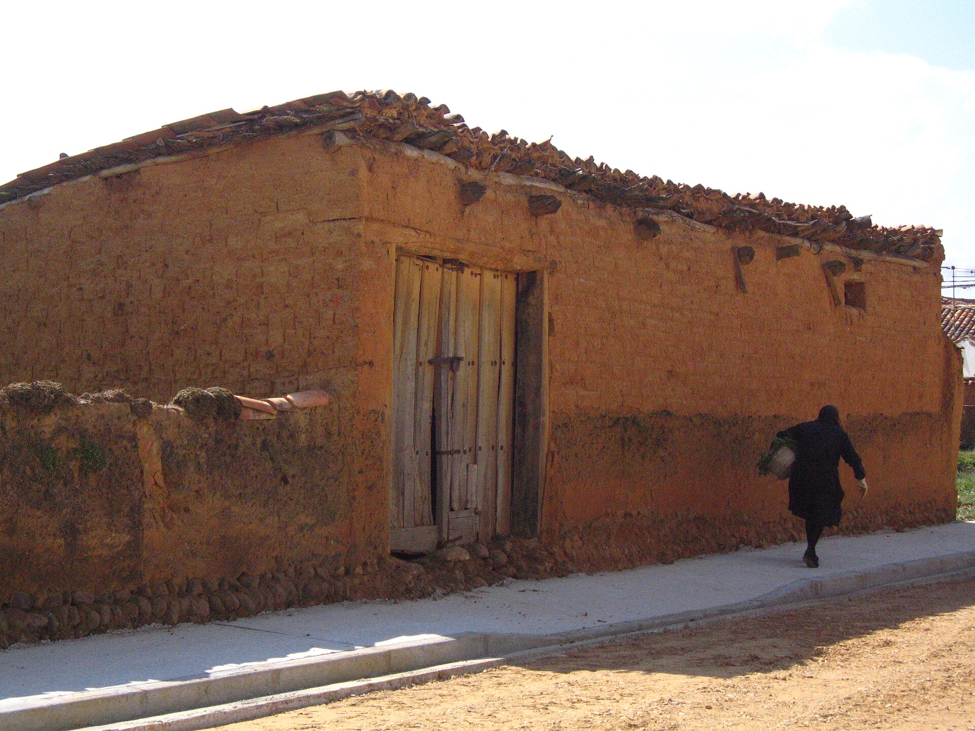 Traditionelles Adobe-Haus in der Provinz León, Kastilien-León, Spanien, mit arabischen Dachziegeln und Holzbalken.