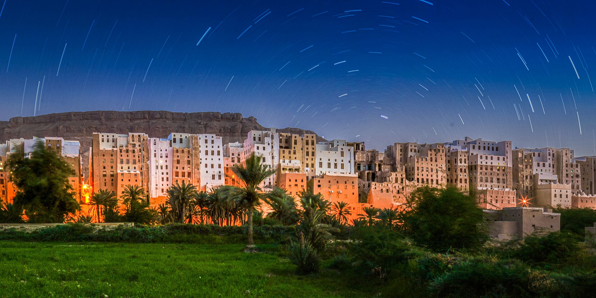 Historische Skyline von Shibam (Hadhramaut, Jemen) mit Lehmziegeltürmen bei Nacht — Erdbautradition, die im Mittelpunkt der Arbeit von Earth Architecture Lab steht