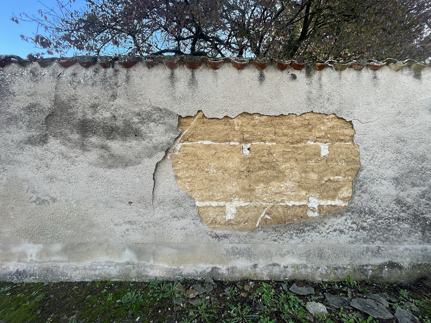 Pisé-Mauerwerk mit sich ablösendem Außenschalung in Frankreich (2022)