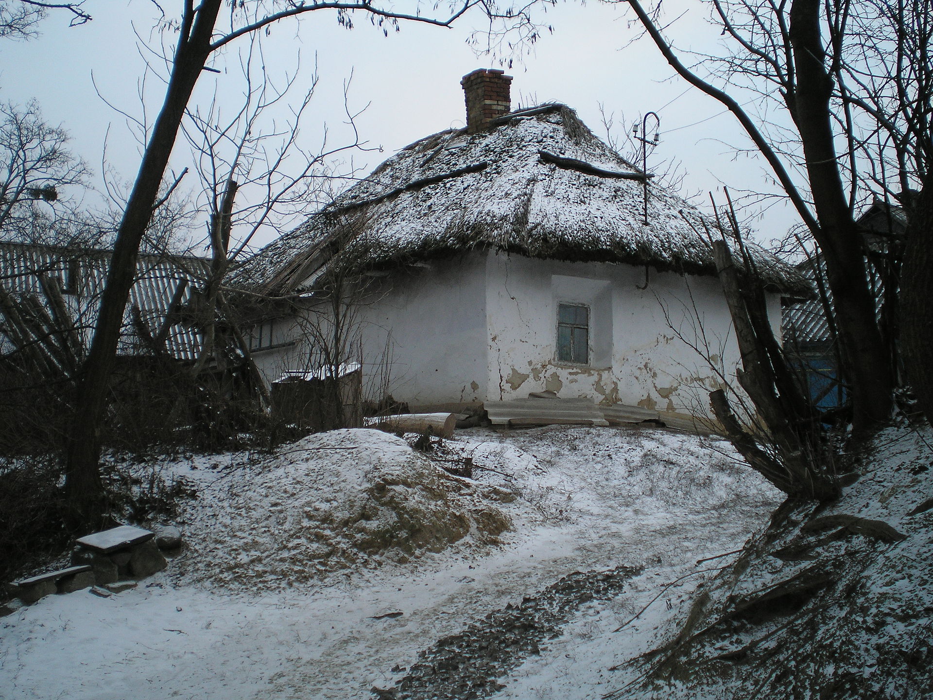 Traditionelles ukrainisches Mazanka-Haus (Lehm-Stroh-Bauweise) im Dorf Terny, Oblast Poltawa.