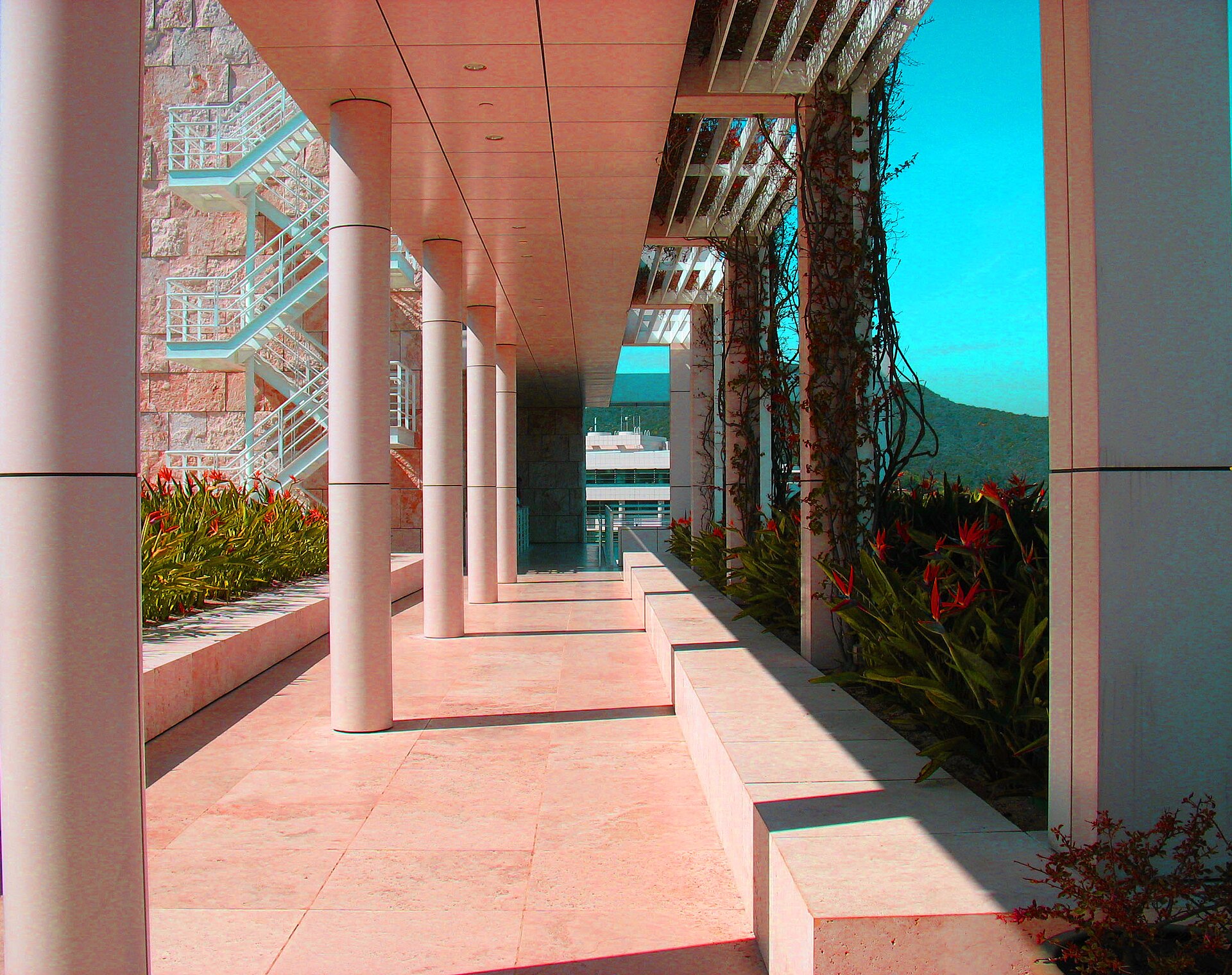 Das Getty Center-Gebäude in Los Angeles, Architektur von Richard Meier mit charakteristischer weißer Travertinfassade und Terrassenlandschaft; Sitz des Getty Conservation Institute.