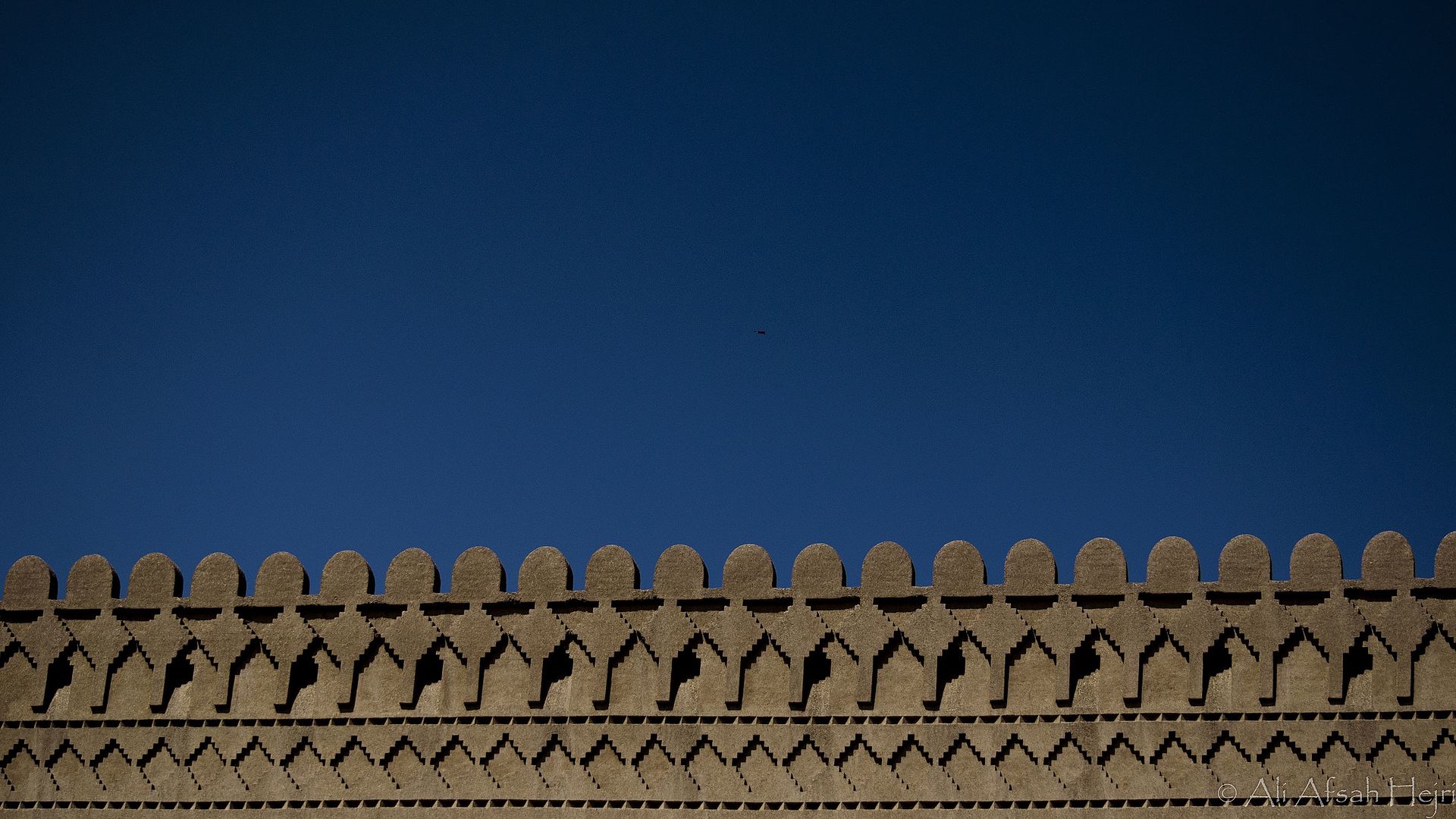 Detailaufnahme einer Lehmziegelmauer der Arg-e Bam Zitadelle im Iran — ein UNESCO-Weltkulturerbe aus Erdbau-Architektur des 16. Jahrhunderts.