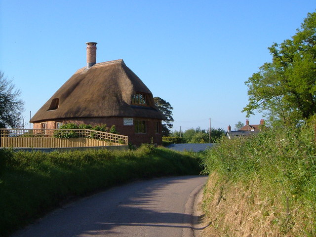 Historisches Cob-Gebäude in Devon, England — repräsentativ für die Cob-Bautradition der Britischen Inseln, die The Hollies in Irland vermittelt