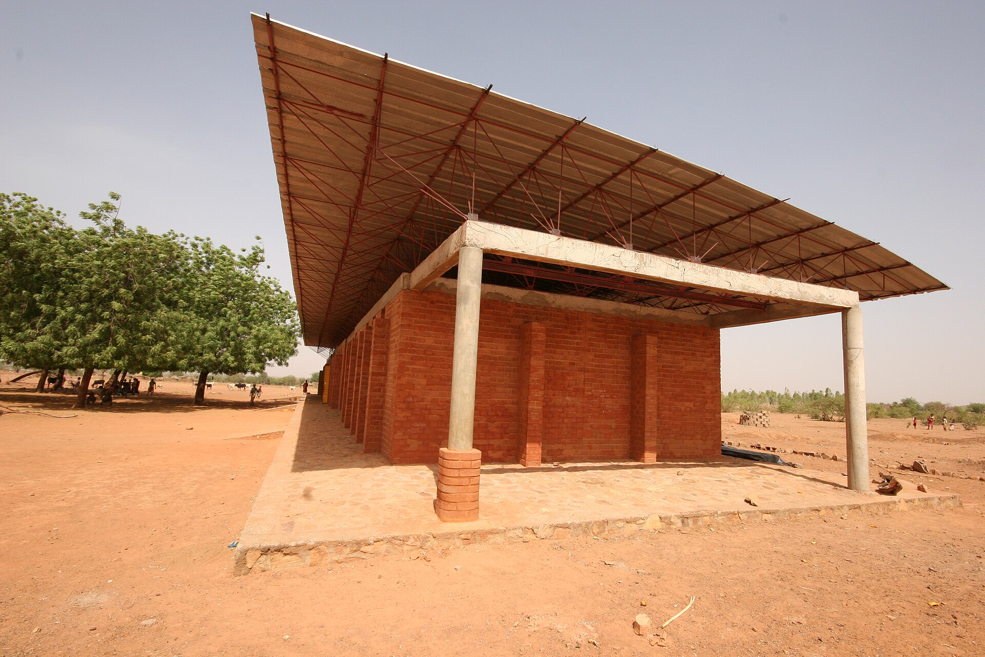 Gando-Grundschule in Burkina Faso, erbaut aus verdichteten Lehmziegeln mit traditionellen Handwerkstechniken unter Leitung von Diébédo Francis Kéré.