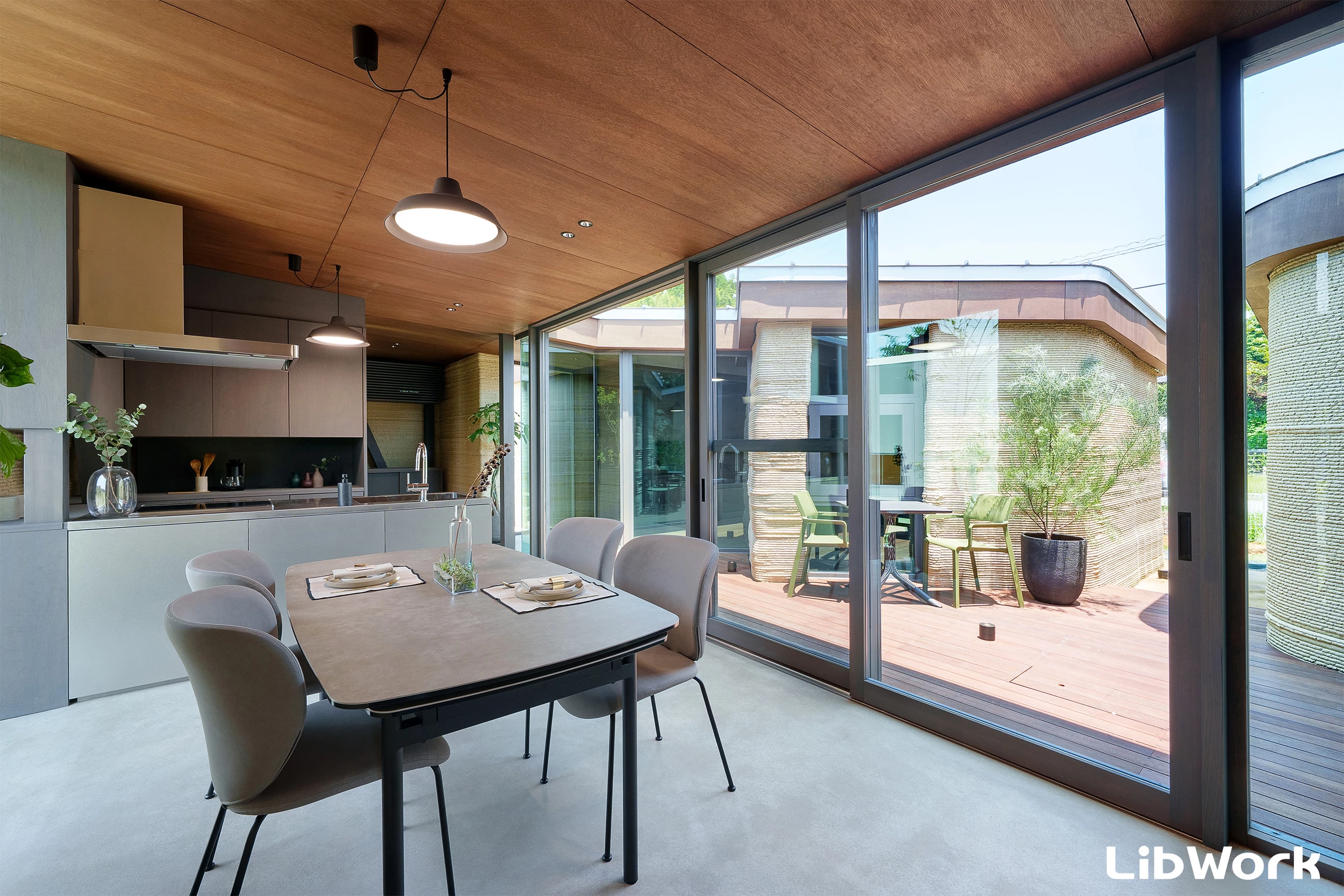 Innenraum mit Verglasung und Innenhof