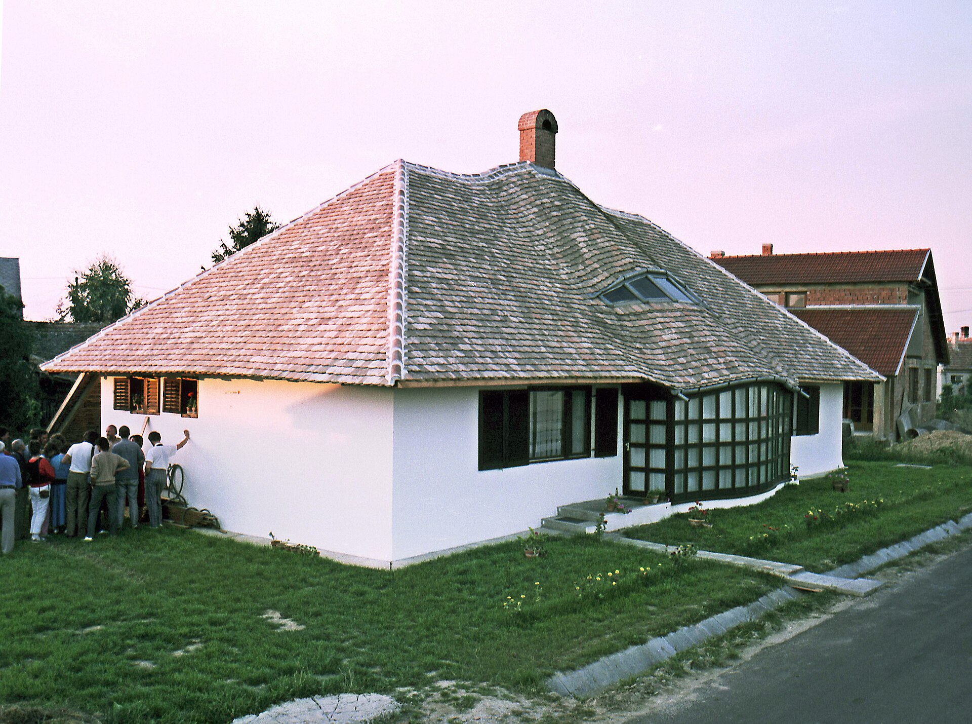 Einfamilienhaus aus Lehm-Stroh-Beton in Zalaszentgrót, Ungarn (1986) – repräsentatives Beispiel für experimentellen Erdbau in Ungarn, dokumentiert bei einer PLEA-Architekturexkursion