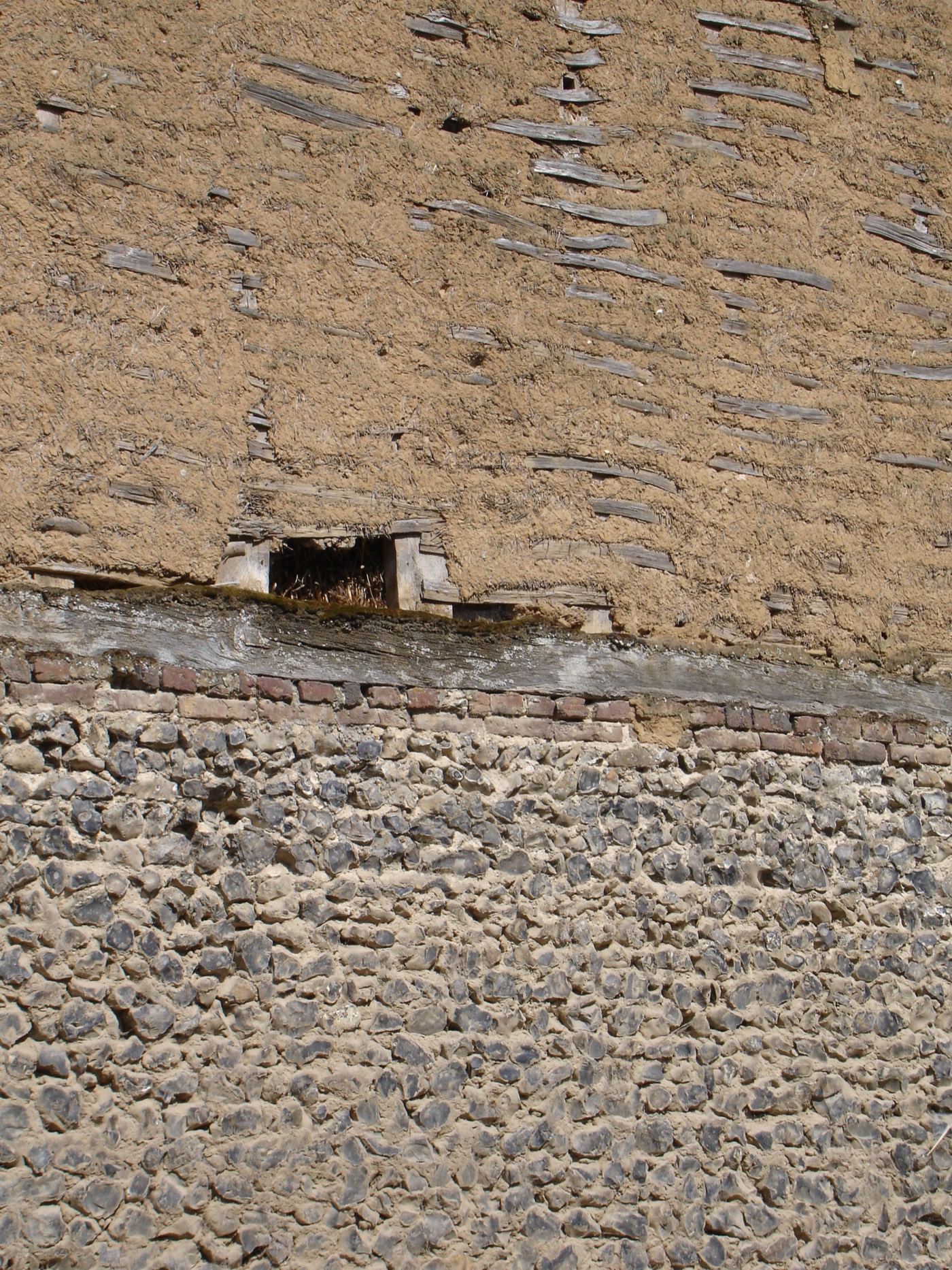 Torchis-Wand auf Flintsockel in der Normandie, Frankreich — traditionelle Lehmfachwerk-Konstruktion