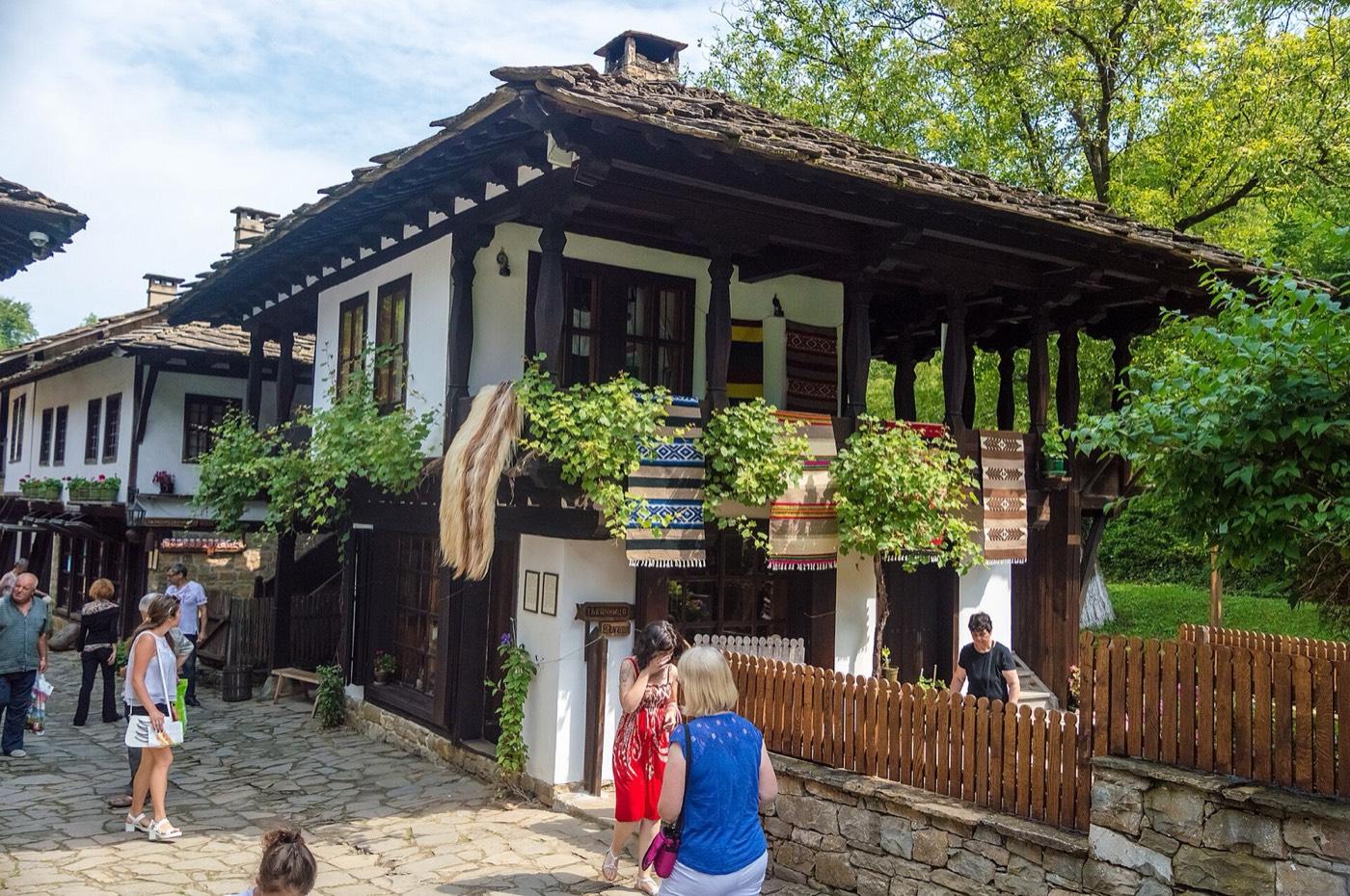 Traditionelles bulgarisches Haus im Ethnografischen Freilichtmuseum Etar in Gabrovo, wo Meshtra ihre Schulungsprogramme durchführt.