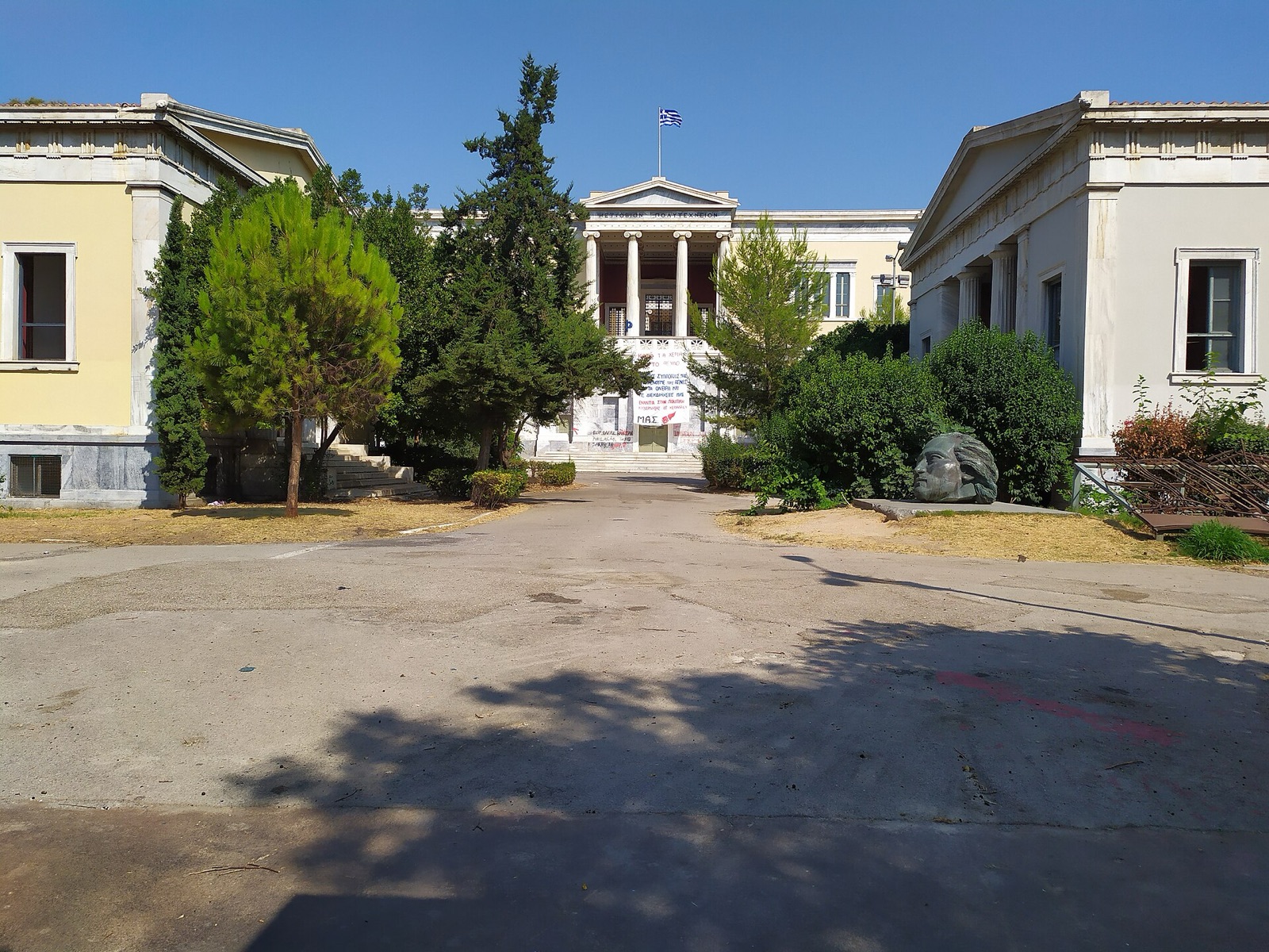 Hauptgebäude der National Technical University of Athens, Campus Zografou in Athen