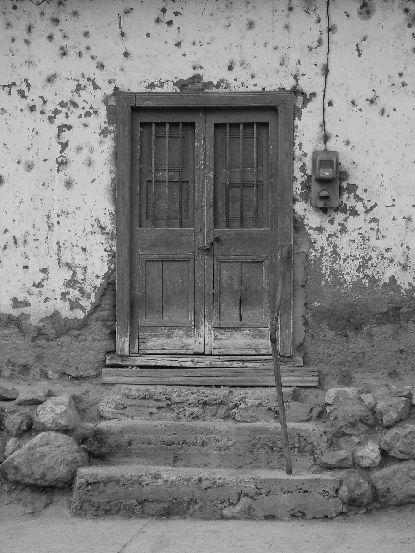 Altes Adobe-Haus in einer Straße von Pisco Elqui, La Serena-Region, Chile.