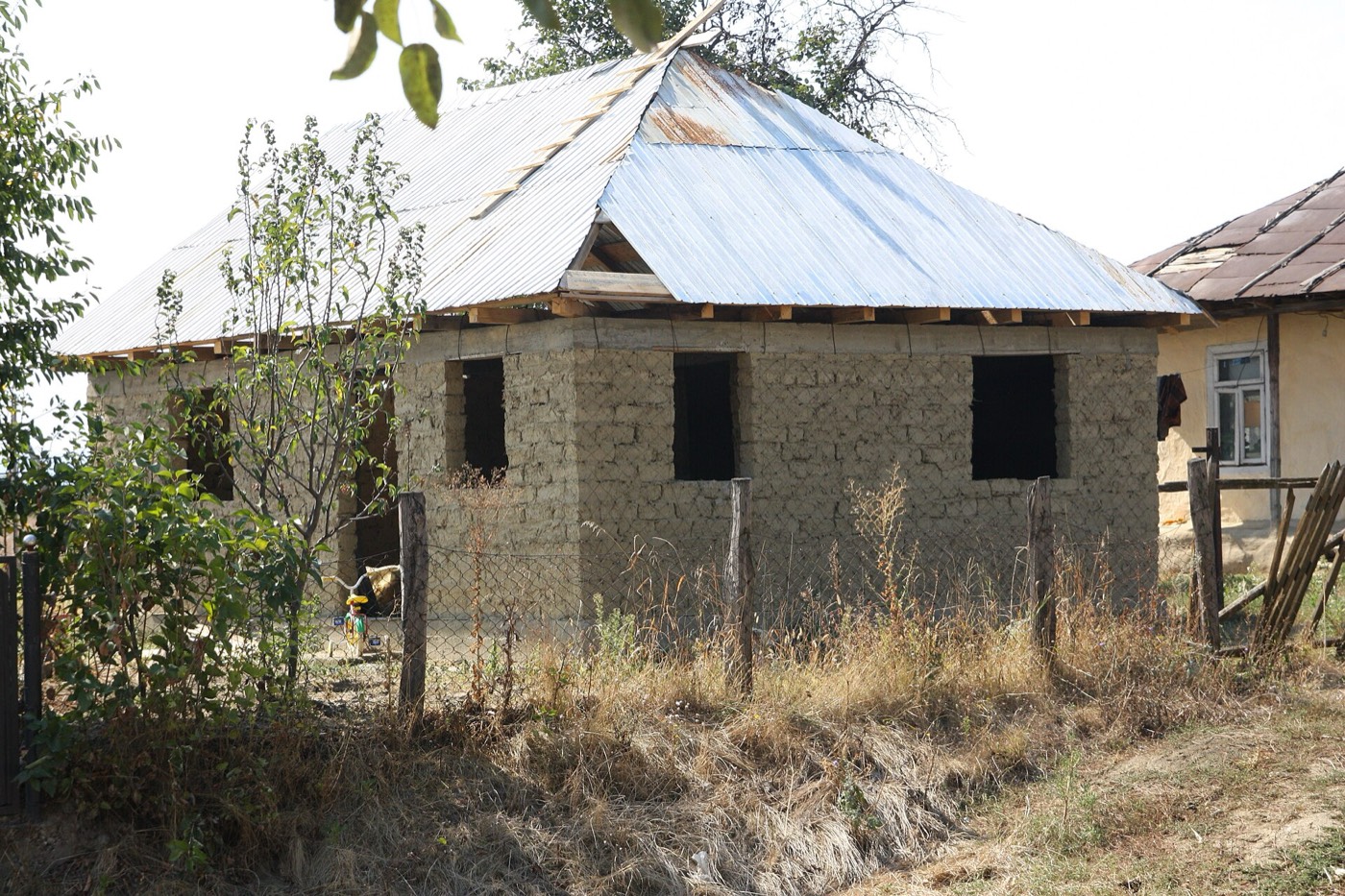 Lehmhaus aus Adobe-Ziegeln in der rumänischen Region Vrancea