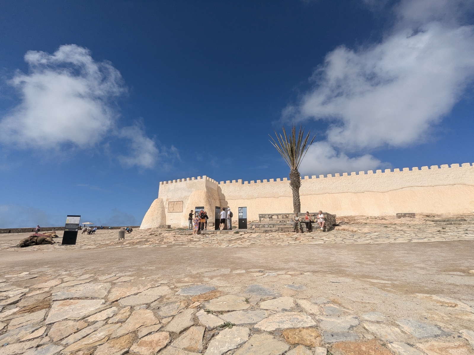 Restaurierte, mit weissem Kalk verputzte Mauern der Kasbah Agadir Oufella in Marokko, Salima Najis preisgekroentes Restaurierungsprojekt mit Stein, Lehm und Kalkmoertel.