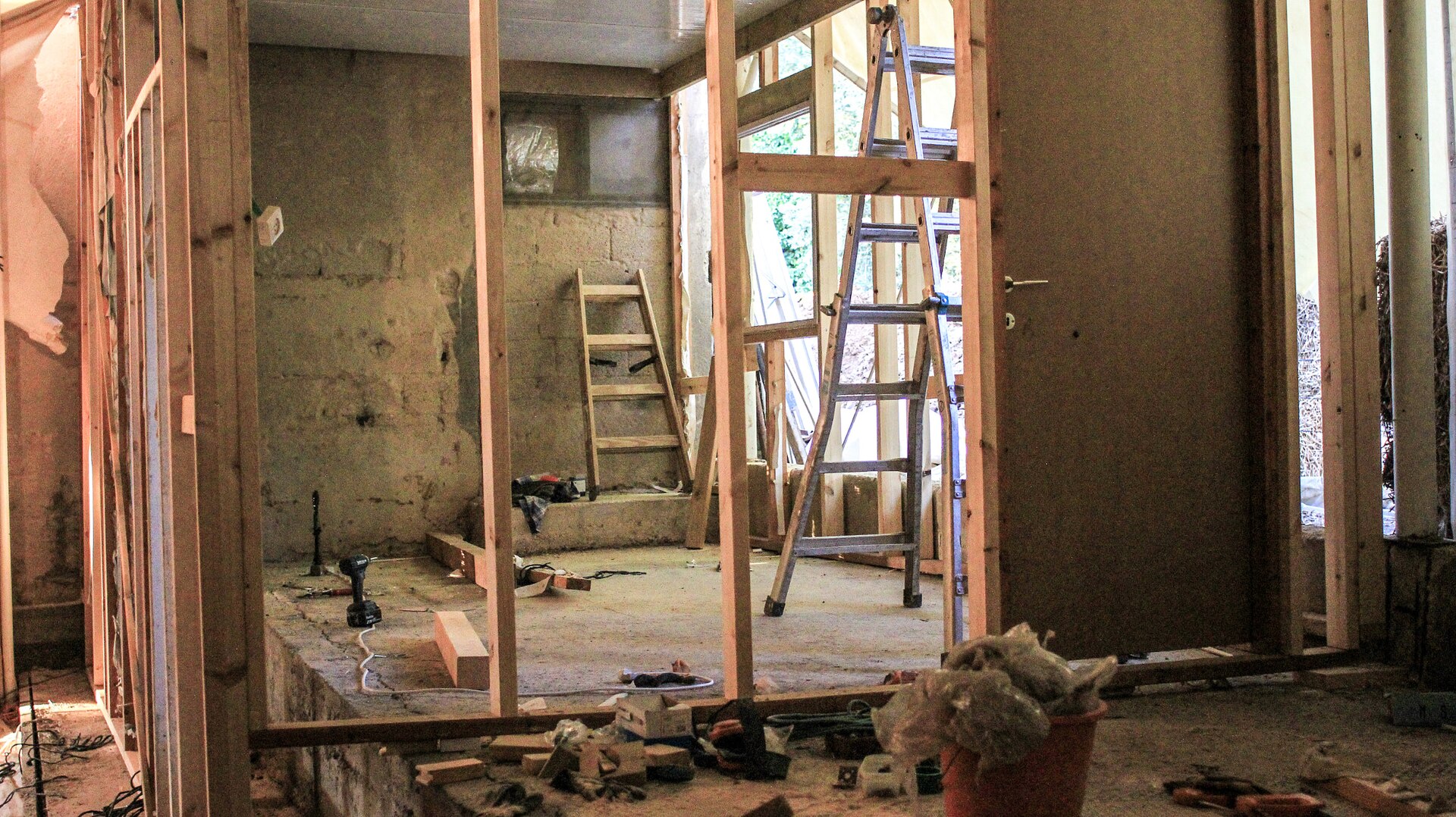 Lehmbauprojekt mit sichtbaren Lehmwellen und traditioneller Konstruktionsmethode