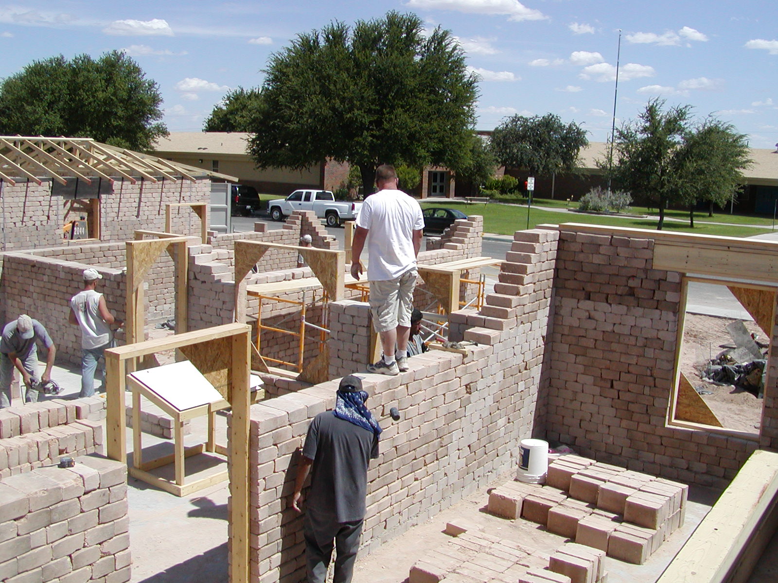 Zwei Häuser in Bau mit Compressed Earth Blocks (CEB) in Midland, Texas, 2006