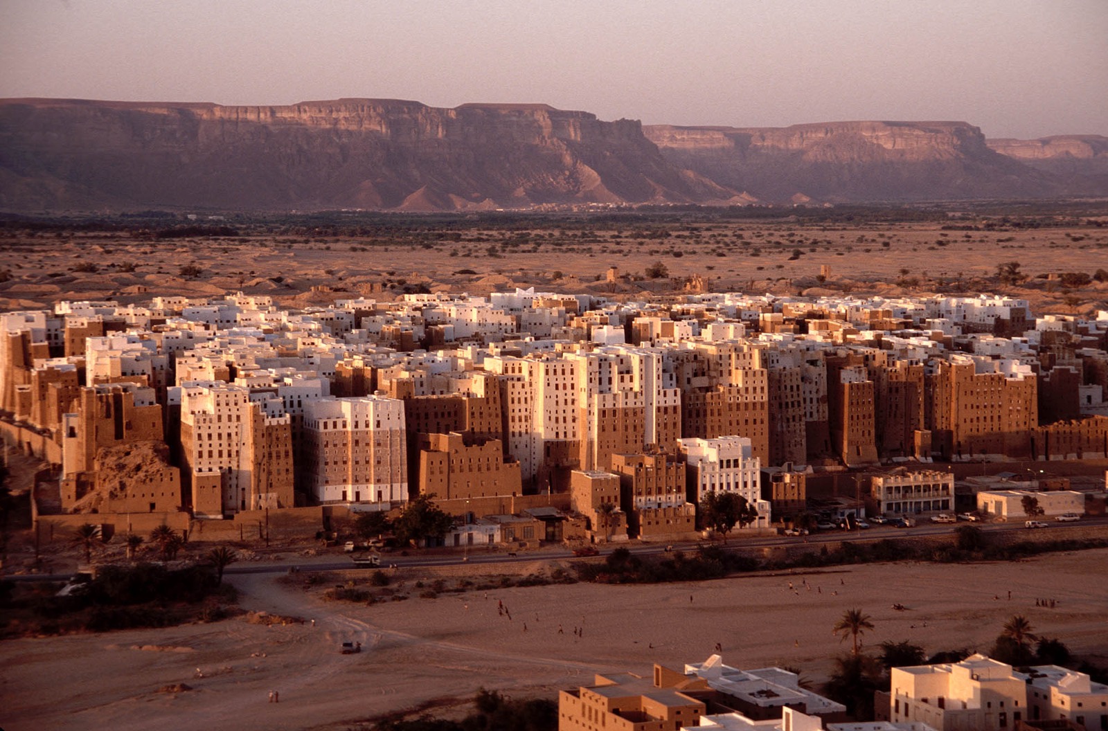 Die dicht stehenden, mehrstöckigen Lehmziegel-Hochhäuser der Altstadt von Shibam im Wadi Hadhramaut, Jemen, erheben sich aus dem Wüstenboden - bekannt als das Manhattan der Wüste.