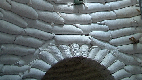 Inneres einer SuperAdobe-Kuppel mit lehmverstärkten Erdschläuchen