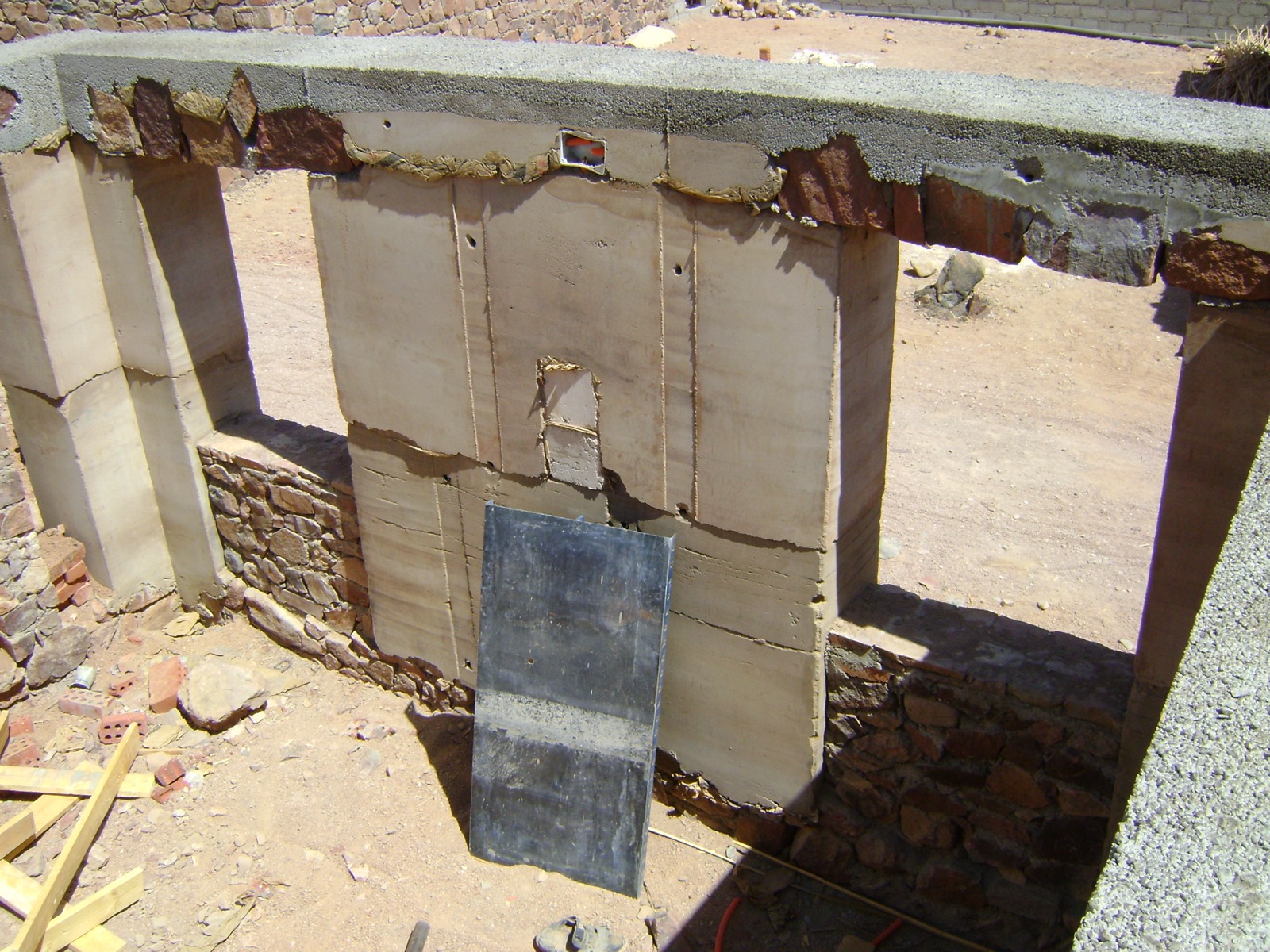 Stampflehmwand im Bau mit Schaltafeln am Center of Building Crafts in Sued-Sinai, Aegypten, als Beispiel fuer erdbasiertes, zementfreies Bauen