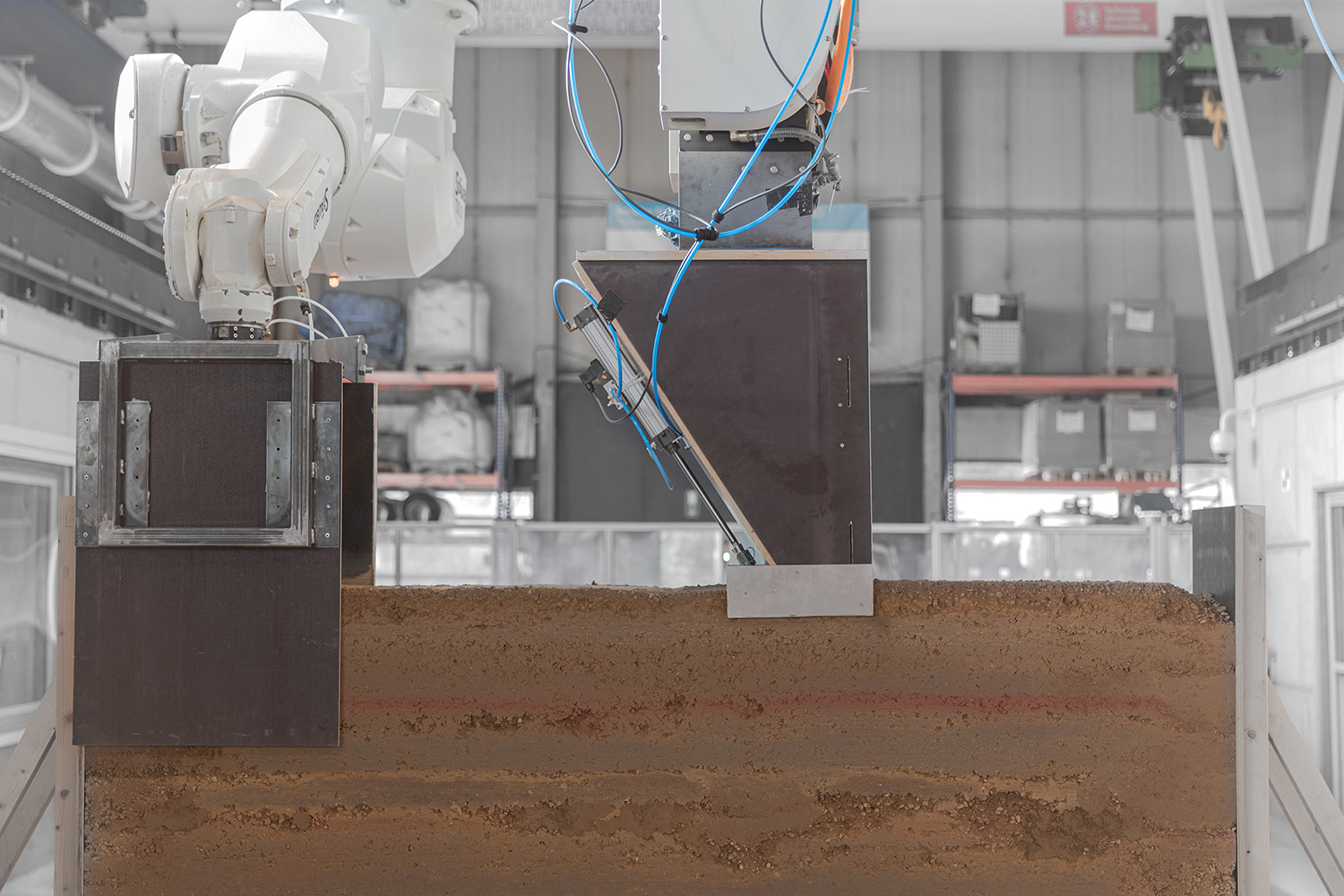 Robotischer Stampflehm-Prozess im Labor der TU Braunschweig