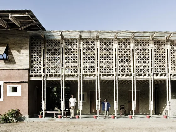 Das DESI Training Centre in Rudrapur, Bangladesch, ein zweigeschossiger Lehmbau mit Bambusgitter