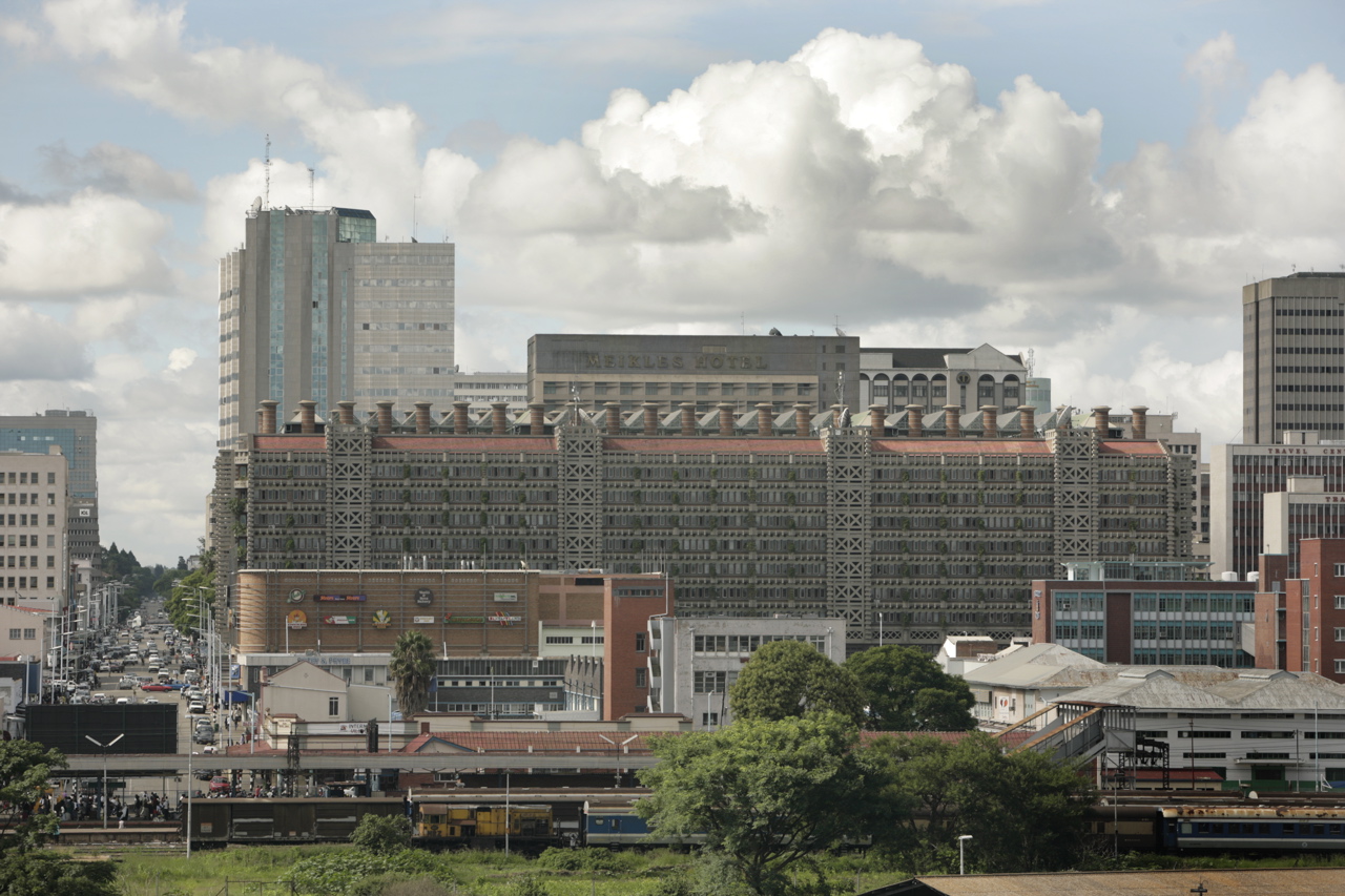 Eastgate Centre in Harare. Die ikonischen Schornsteine im Vordergrund werden in der Biomimikry-Literatur durchgängig als Termiten-Analogie zitiert.